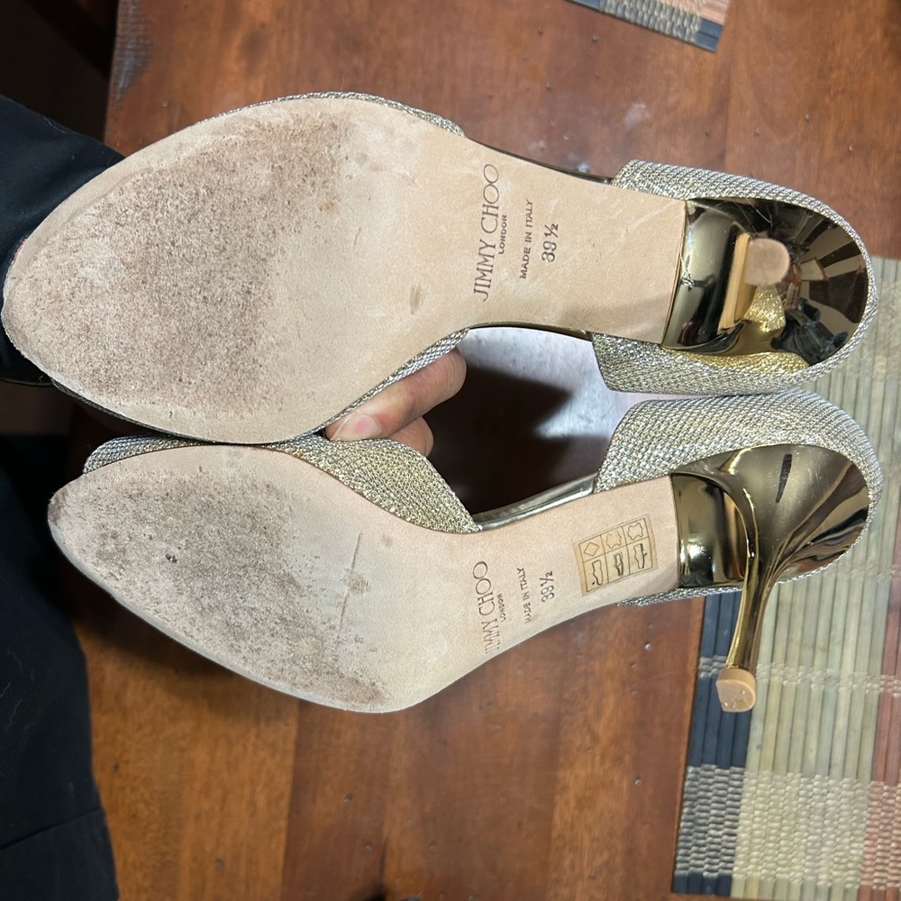 Jimmy choo shoe I believe with a 3 inch heel. It’s just a beautiful shoe